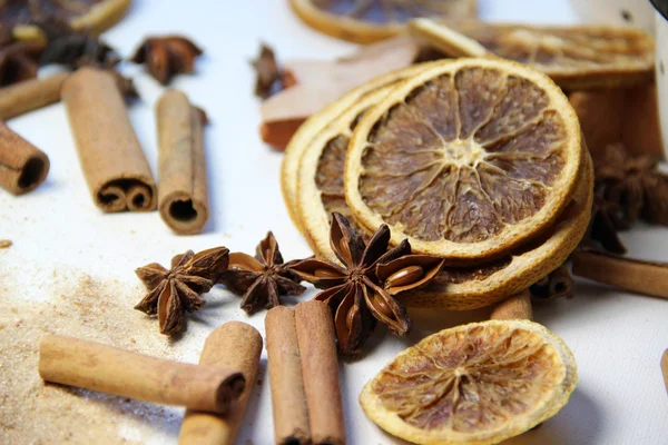 Palitos de canela y naranjas secas — Foto de Stock