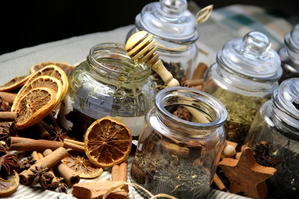 Palitos de canela, té y miel — Foto de Stock