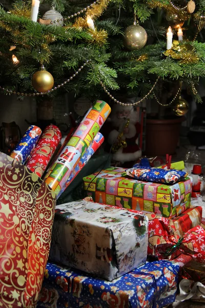 Cadeaux de Noël dans les boîtes vives — Photo