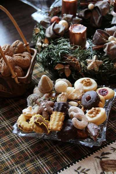 Belos biscoitos de Natal e velas na mesa — Fotografia de Stock