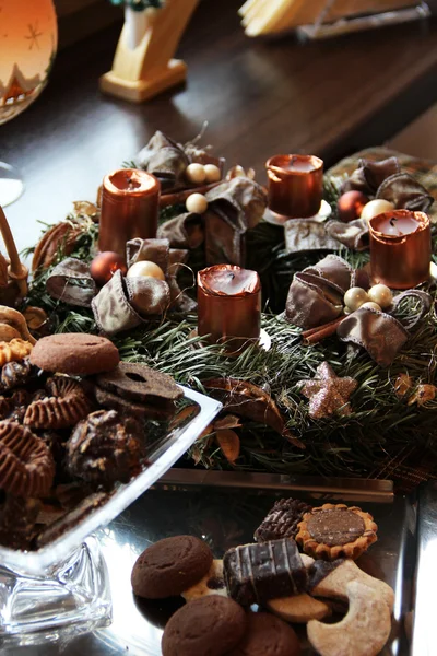 Krásné vánoční cukroví a svíčky na stůl — Stock fotografie