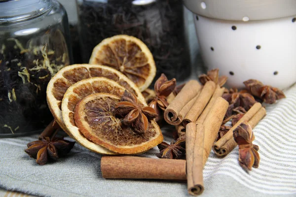 Palitos de canela y naranjas secas — Foto de Stock