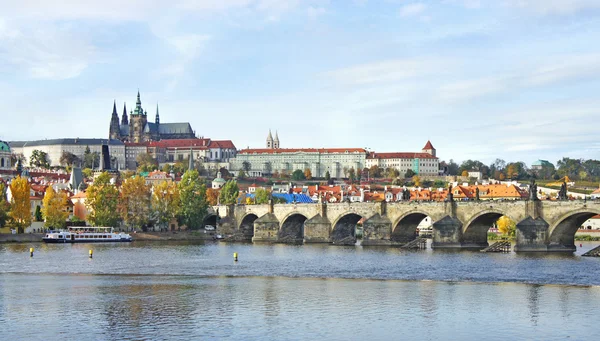 Prague castle and charles bridge, República Checa — Fotografia de Stock