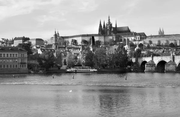 Pražský hrad a Karlův most, Česká republika — Stock fotografie