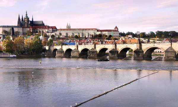 Prague castillo y charles puente, República Checa — Foto de Stock