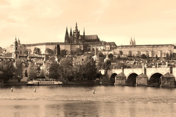 Zamek Praga i most Charlesa, Republika Czeska — Zdjęcie stockowe