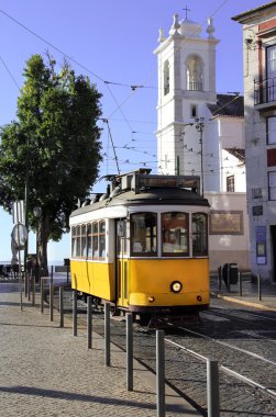 canlı renkler içinde tarihsel Lizbon sarı tramvay hattı