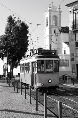 siyah ve beyaz renklerde tarihsel Lizbon sarı tramvay hattı