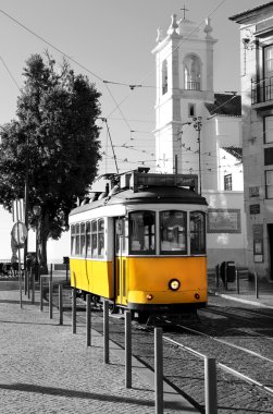 Lizbon eski sarı tramvay siyah ve beyaz arka plan üzerinde