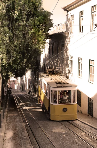 Célèbre tramway de Lisbonne jaune — 图库照片