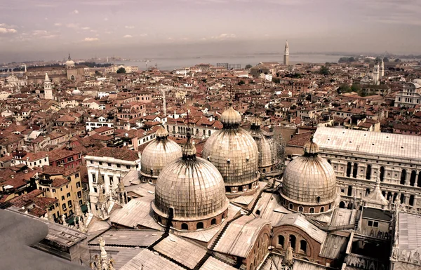Венецианские крыши в старом стиле сепии — стоковое фото