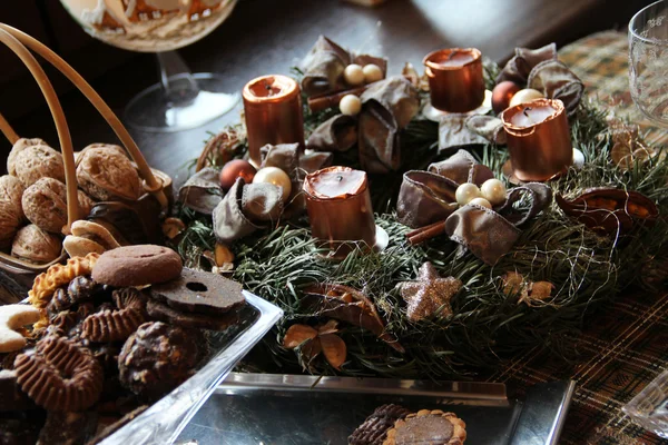 Schöne Weihnachtsplätzchen und Kerzen auf dem Tisch — Stockfoto