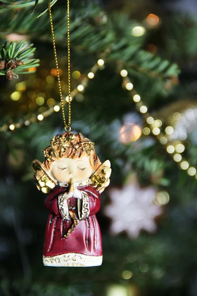 美丽的圣诞树装饰着玩具 — 图库照片