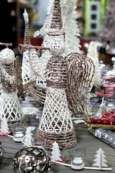 Große Mischung aus Weihnachtsdekoration auf dem Tisch mit handgefertigten Engelchen — Stockfoto