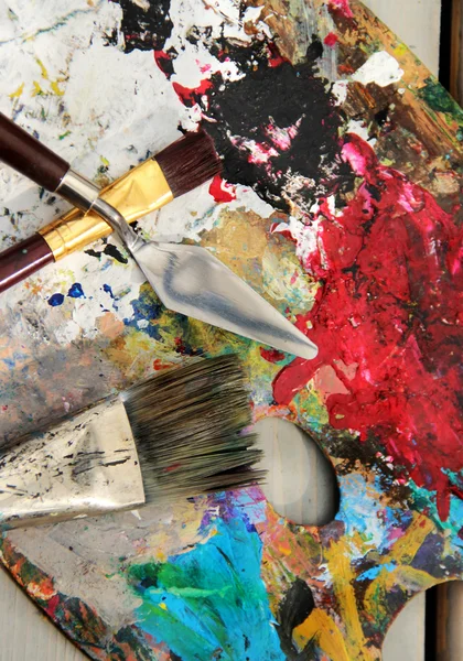 Resim paleti ve Boya fırçaları karışımı