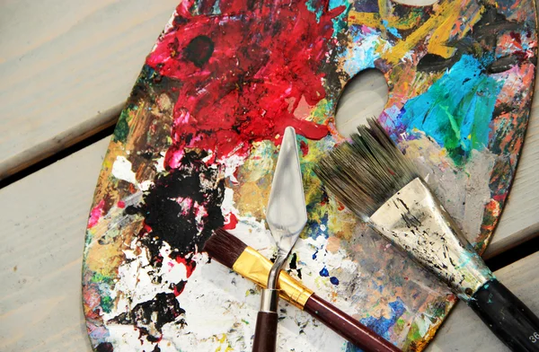 Konst palett och blandning av penslar — Stockfoto