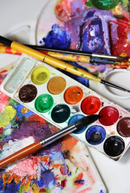 Resim paleti ve Boya fırçaları karışımı