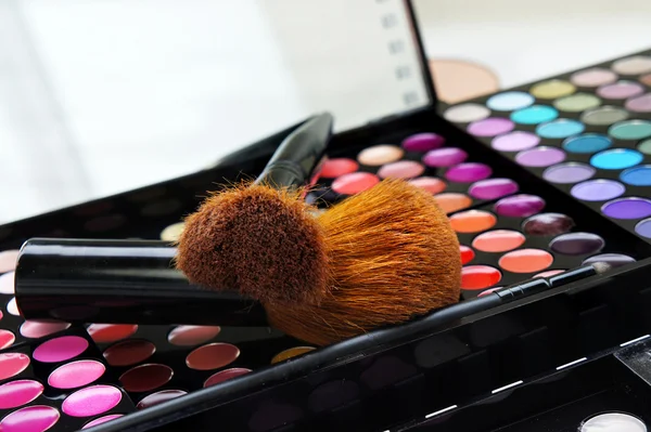 Professional make-up palette and brushes — Stock Photo, Image