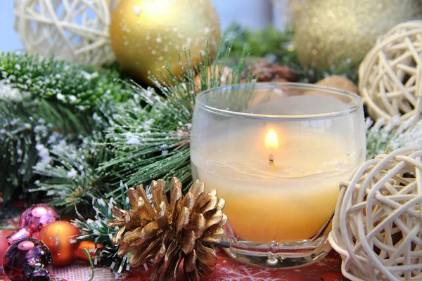 Hermosas decoraciones de Navidad con vela encendida — Foto de Stock