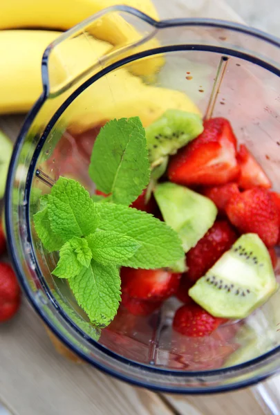 Frutas frescas en la licuadora — Foto de Stock