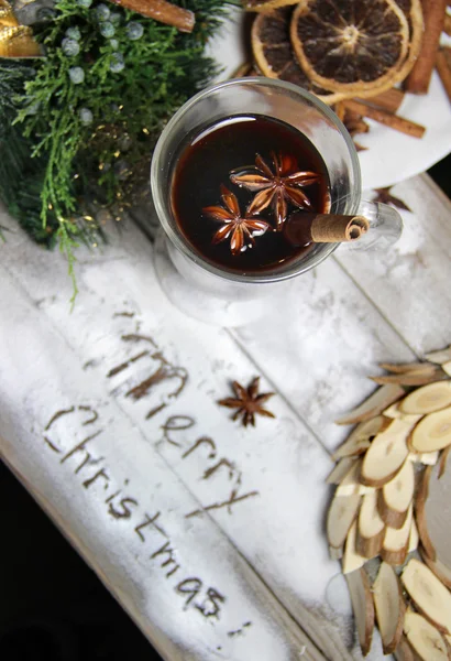 Punch de Natal tradicional no fundo de madeira — Fotografia de Stock