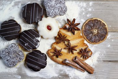 Noel kurabiyeleri masanın üzerine tarçın ile karıştırın