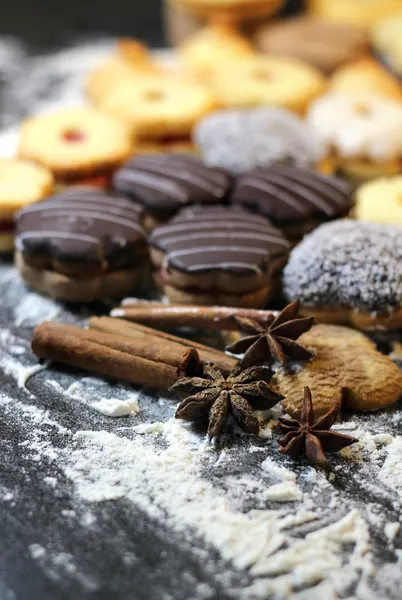 Mix van kerstkoekjes met kaneel op tafel — Stockfoto