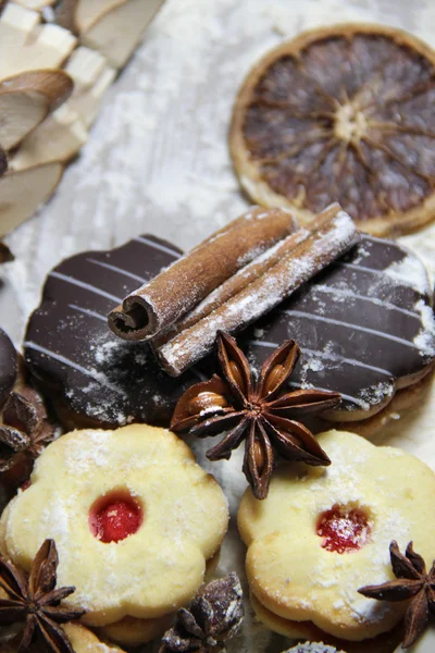 Mix di biscotti natalizi con cannella sul tavolo — Foto Stock