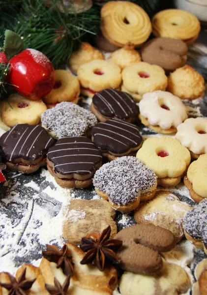 Mix van kerstkoekjes met kaneel op tafel — Stockfoto