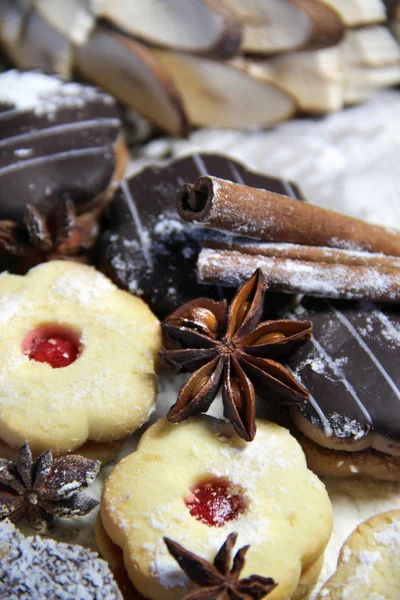 Mistura de biscoitos de Natal com canela na mesa — Fotografia de Stock