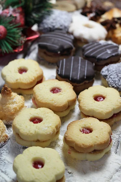 Mix van kerstkoekjes met kaneel op tafel — Stockfoto