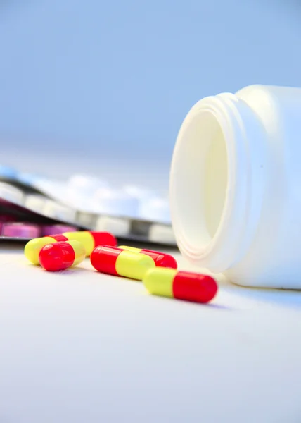 Mezcla de pastillas y tabletas sobre la mesa — Foto de Stock