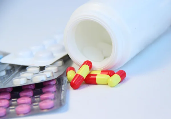 Mezcla de pastillas y tabletas sobre la mesa — Foto de Stock