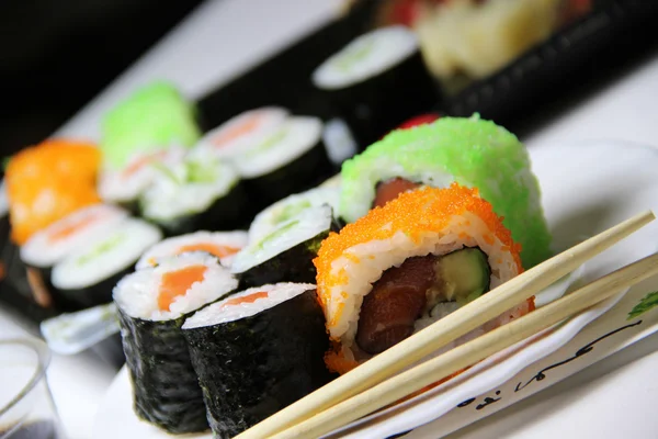Mix japonské sushi a rohlíky — Stock fotografie