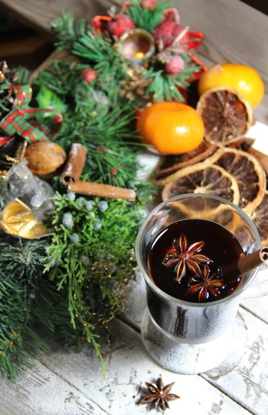 Punch de Natal tradicional no fundo de madeira — Fotografia de Stock