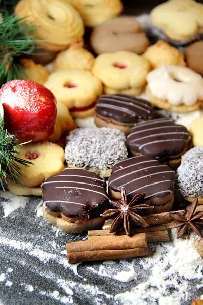Mix van kerstkoekjes met kaneel op tafel — Stockfoto