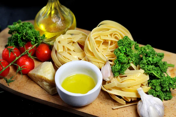 Tagliatelle tradizionali italiane con ingredienti — Foto Stock