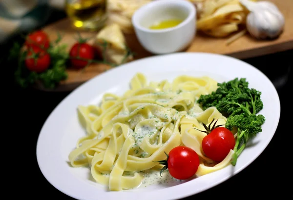 Tagliatelle tradizionali italiane con ingredienti — Foto Stock