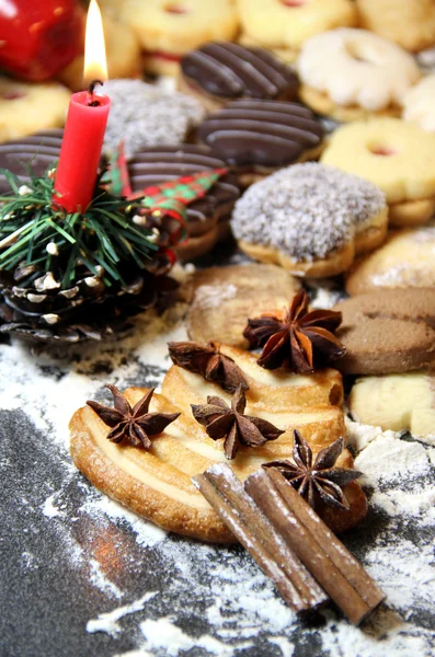 Mistura de biscoitos de Natal com canela e vela — Fotografia de Stock