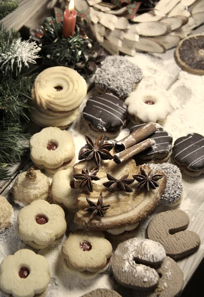 Mistura de biscoitos de Natal com canela e vela — Fotografia de Stock