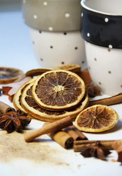 Mix van kerstkoekjes met kaneel op tafel — Stockfoto