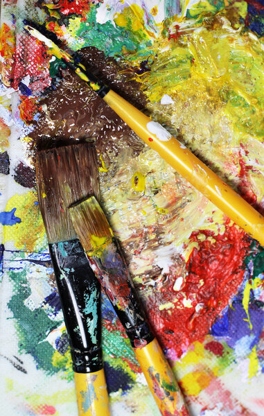 Красивая яркая художественная палитра и смесь кистей
