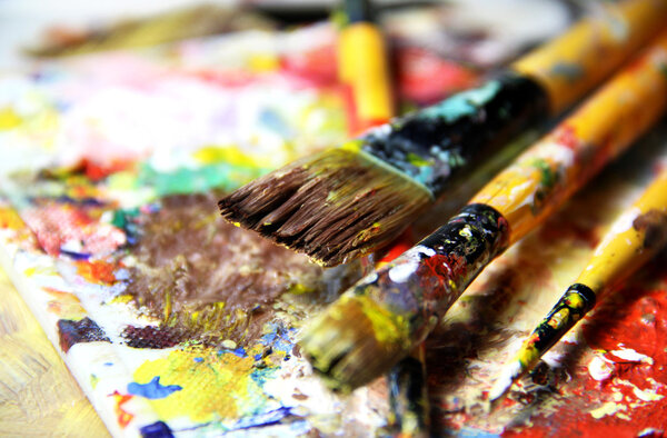 Красивая яркая художественная палитра и смесь кистей
