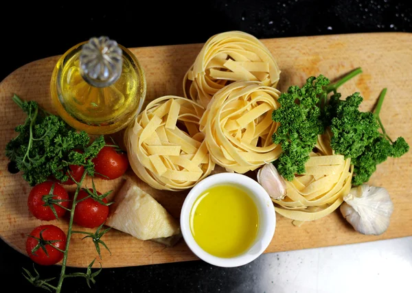 Tagliatelle tradizionali italiane con ingredienti — Foto Stock