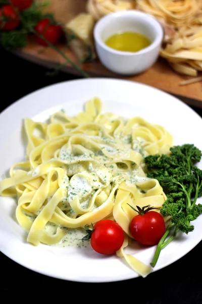 Tagliatelle tradizionali italiane con ingredienti — Foto Stock