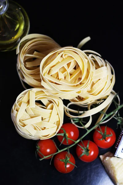 Tagliatelle tradizionali italiane con ingredienti — Foto Stock