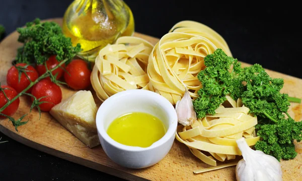 Tagliatelle tradizionali italiane con ingredienti — Foto Stock