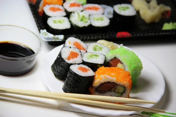 Mix japonské sushi a rohlíky — Stock fotografie