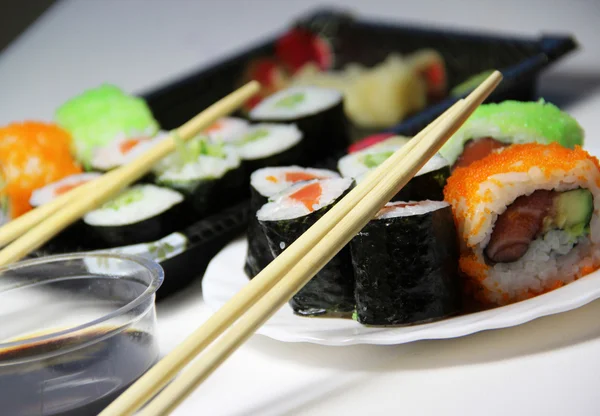 Mix japonské sushi a rohlíky — Stock fotografie