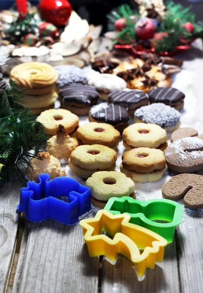 Weihnachtsplätzchen mit lebendigen Gebäckformen — Stockfoto